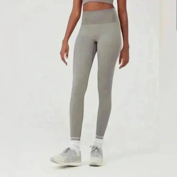 Outdoor Voices Seamless Smooth Graphite Dove 7/8 Leggings Size Small NWT - Picture 1 of 2